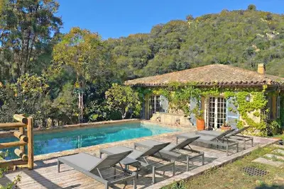 Image de Villa 8 pièces 10/12 personnes - Piscine privée - Climatisation - Wifi - Environnement calme -. . .