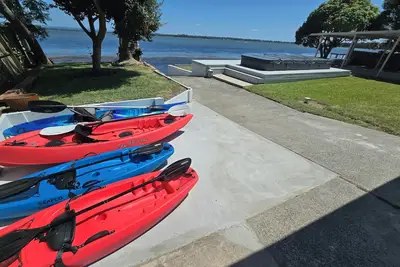 Image de Lake Paradise Retreat, Jetty, Kayaks, Pool + Heated Spa. Perfect Location!