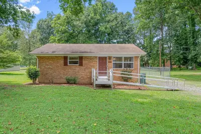 Image de Duke Ramp Champ | Fenced, Entire home in Durham, North Carolina, United States