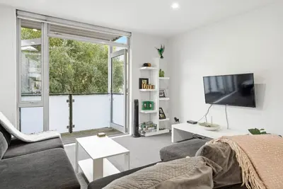 Central 3br Parnell Townhome with Secure Parking