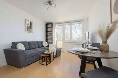 Image de Międzynarodowa 32/34 Warszawa | Modern Apartment for 4 People | Remote Work | Bright & Functional Interiors