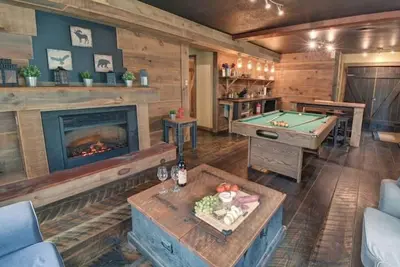 Image de Lake Front Loft 4 | Private Lake, Hot Tub & Pool Table Retreat (Sleeps 4)