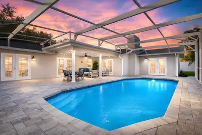 Image de Sunshine, Salt Air & Poolside Living Awaits