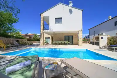 Villa Bellissima with heated pool