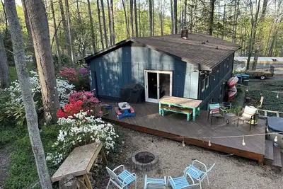 Image de The Birdhouse: a private, family-friendly oasis just outside of West Asheville.