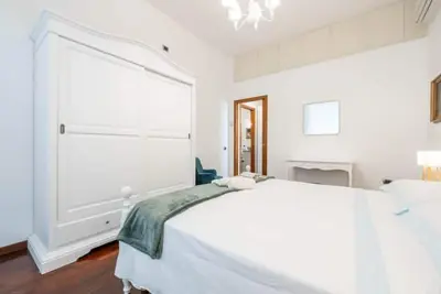 Image de San Benedetto Greta House is a cozy apartment located in a quiet residential area of Cagliari, in one of the city’s most authentic and lively neighborhoods. The area is well known for the historic San Benedetto Civic Market, one of the largest fish mar