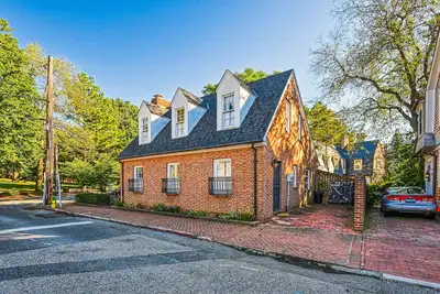 Image de Charming brick home with patio, WiFi, Ac, & W/D - walk to everything