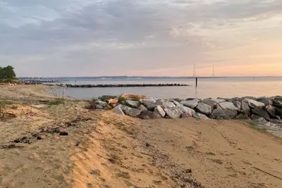 Image de Spacious beachfront home with decks, gas grill, wet bar, gas fireplace, and W/D