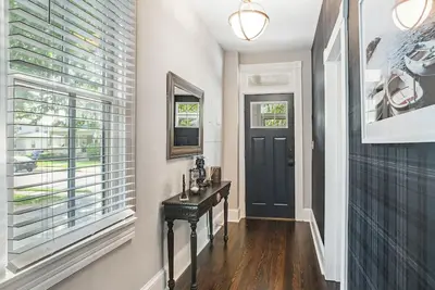 Image de 2-story downtown home with enclosed yard, deck, firepit, gas grill & fireplace