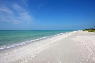 Image de White Sands #15 A stunning Beach Front 2 bedroom, 2 bathroom condo.