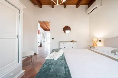 Image de San Benedetto Greta House 2 is a cozy apartment located in a quiet residential area of Cagliari, in one of the city’s most authentic and lively neighborhoods. The area is well known for the historic San Benedetto Civic Market, one of the largest fish m