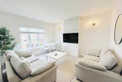 Image de Bright 2-Bed Flat - 1 min to Enfield Lock Station!
