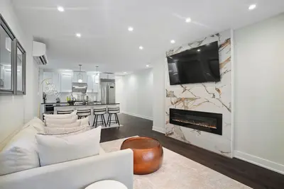 Image de 3-bedrm, 3-bath luxury retreat where style, space and entertainment come togther