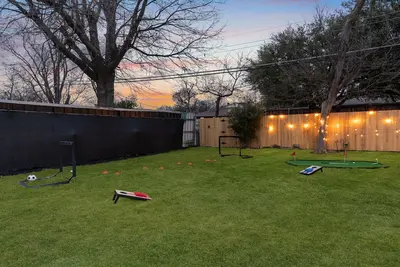 Image de Modern 4br King Suite • Backyard Oasis+ Firepit