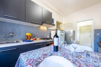 Image de A comfortable and welcoming 83 square meters apartment, perfect for six people, located on the second floor of a 1960s building with an elevator (Not accessible to disabled guests). The property enjoys an ideal location within the city of Parma: within wa