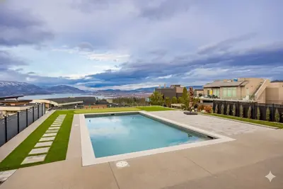 Image de Kelowna Retreat | Pool, Views, 5 ensuites