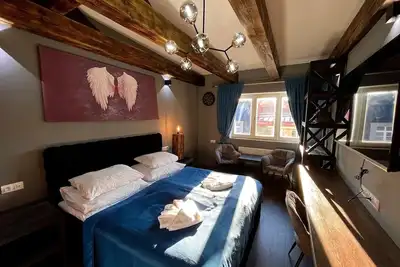 Image de Modern Wood Loft | 7 Min to Colonnade