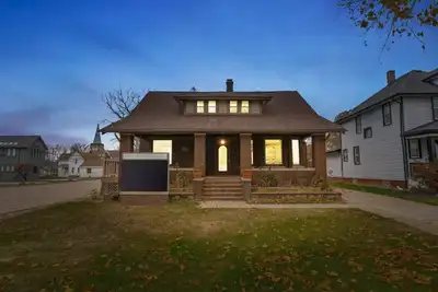 Image de Spacious 4-Bed Retreat in Dearborn – Sleeps 10!