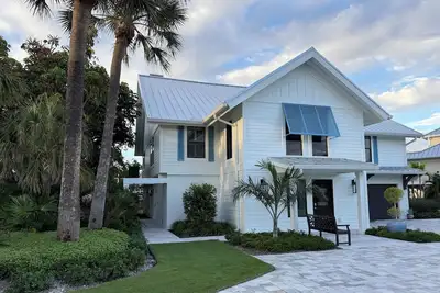 Image de Gorgeous canal front home east end Sanibel. Walk to beach, restaurants, biking.