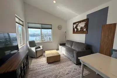 Image de Peek-A-Lake GuestHouse. Lakeview on 30 Acres