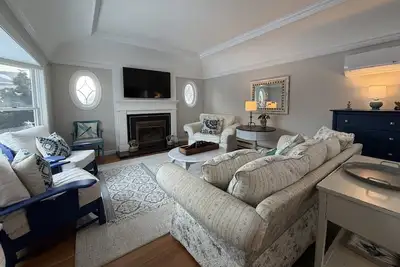 Image de Expansive Family Home with Water Views