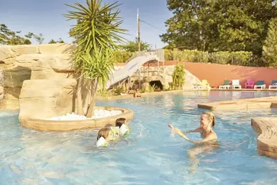 Image de ZEcamping 4* animé piscine couverte pet friendly locatif Tv Bbq clim