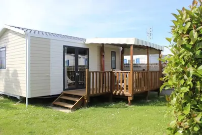 Image de ZEcamping 4* 1km plage piscine couverte chiens acceptés mobil-home Tv