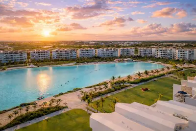 Image de Lagoon-View & Balcony · Resort-Style Pool & Beach