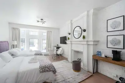 Image de City Gem | 2-Beds Condo • Prime Downtown Location