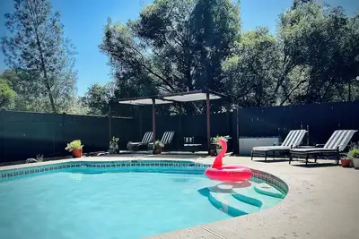 Image de Luxe Yosemite Retreat With Pool + Hot Tub + Game Room