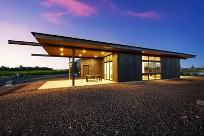 Image de WineDown Lakefront in the Winery at the Gorge