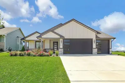 Image de Fenced Yard + W/D - Safe Area - Near Wichita Hoops