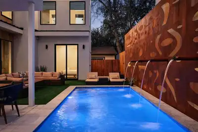 Image de Downtown Austin Luxury Oasis - Private Pool and Hot Tub with 9 Bedrooms 6 Bath