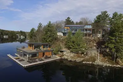 Image de Exquisite 12 bed 13 bath cottage on Lake Joseph