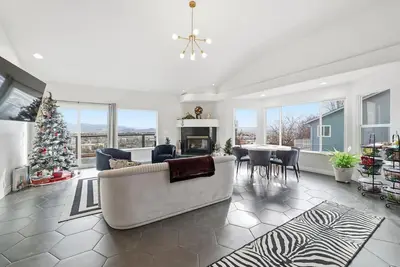 Image de Hilltop Luxury Retreat in Reno with City and Mountain Views