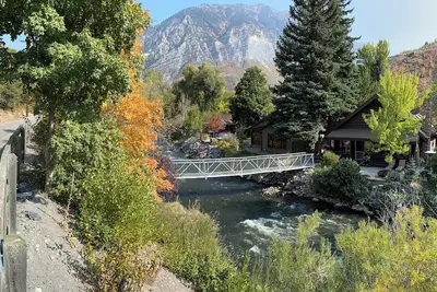 Image de Provo River Cabin:  Nestled on the Provo River, come enjoy this stunning cabin