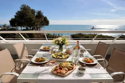 Image de Séjour face à la mer • Terrasse • Accès Plage