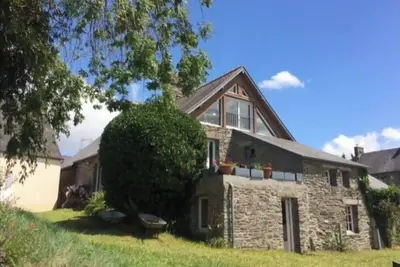 Image de Maison du 14eme siècle en pierre de taille en face du Mont Saint Michel.