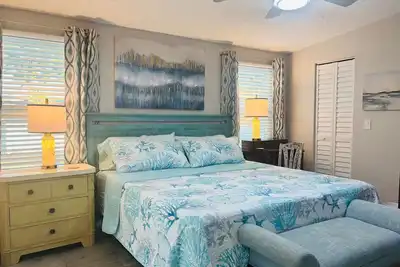 3/2 Beachy Hibiscus Volleyball/Bikes/Firepit/Grill