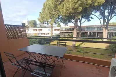 Image de Studio cabine climatisé avec parking et terrasse à 500m des plages