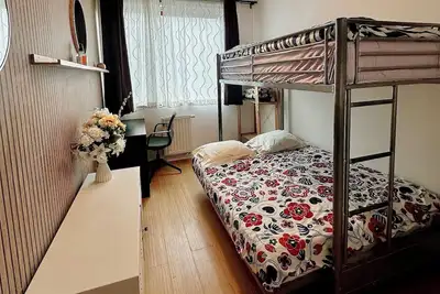Image de Chambre pour 3 personnes avec salle de bain privée et proche de la gare du mid