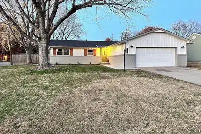 Image de N. Wichita- 5 min to Gilley’s, 5-bd, 3 ba in safe area. Pet friendly. Renovated!