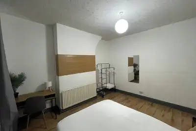 Image de Large 4-Bed Home, Free Parking, Near City Center