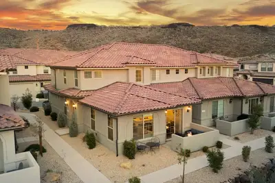 Pool, lazy river, pickle ball, sleeps 14, fire pit