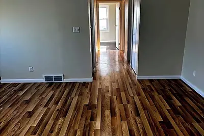 Image de 3-bedroom house in serene Westminster with cool Ac breeze