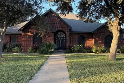 Image de Spacious 5-bedroom  3. 5 bath home on 1/2 an acre in Mission. Pet friendly.