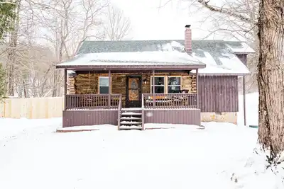Image de Cozy Rustic Log Cabin in Hocking Hills /Hot Tub and Dog-Friendly!