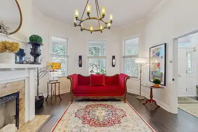 Image de Charming Victorian home with modern comforts & steps from parks