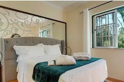 Image de Enjoy Refreshing Sea Breezes at this Charming Hideaway - Ideal for Unwinding