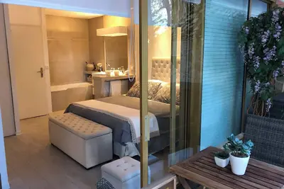 Image de Cannes centre, Appartement 70m2 avec 300m2 de jardin. Comme une maison. 2 chambres